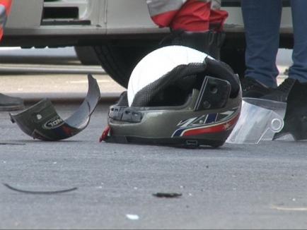 Accident teribil în Episcopia: Un motociclist a murit călcat de o cisternă, după o depăşire prin dreapta (FOTO)